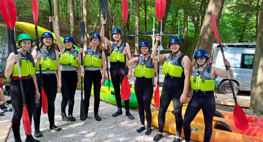 Foto voorafgaand het kajakken Foto voorafgaand het kajakken